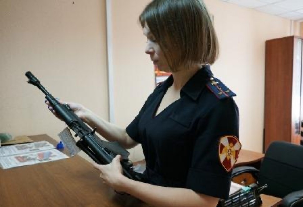 Инспекторы лицензионно-разрешительной работы Росгвардии приняли от жителей Архангельской области 12 единиц оружия